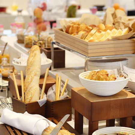 Hotel Ana Crowne Plaza Chitose By Ihg Exteriér fotografie A buffet at a hotel