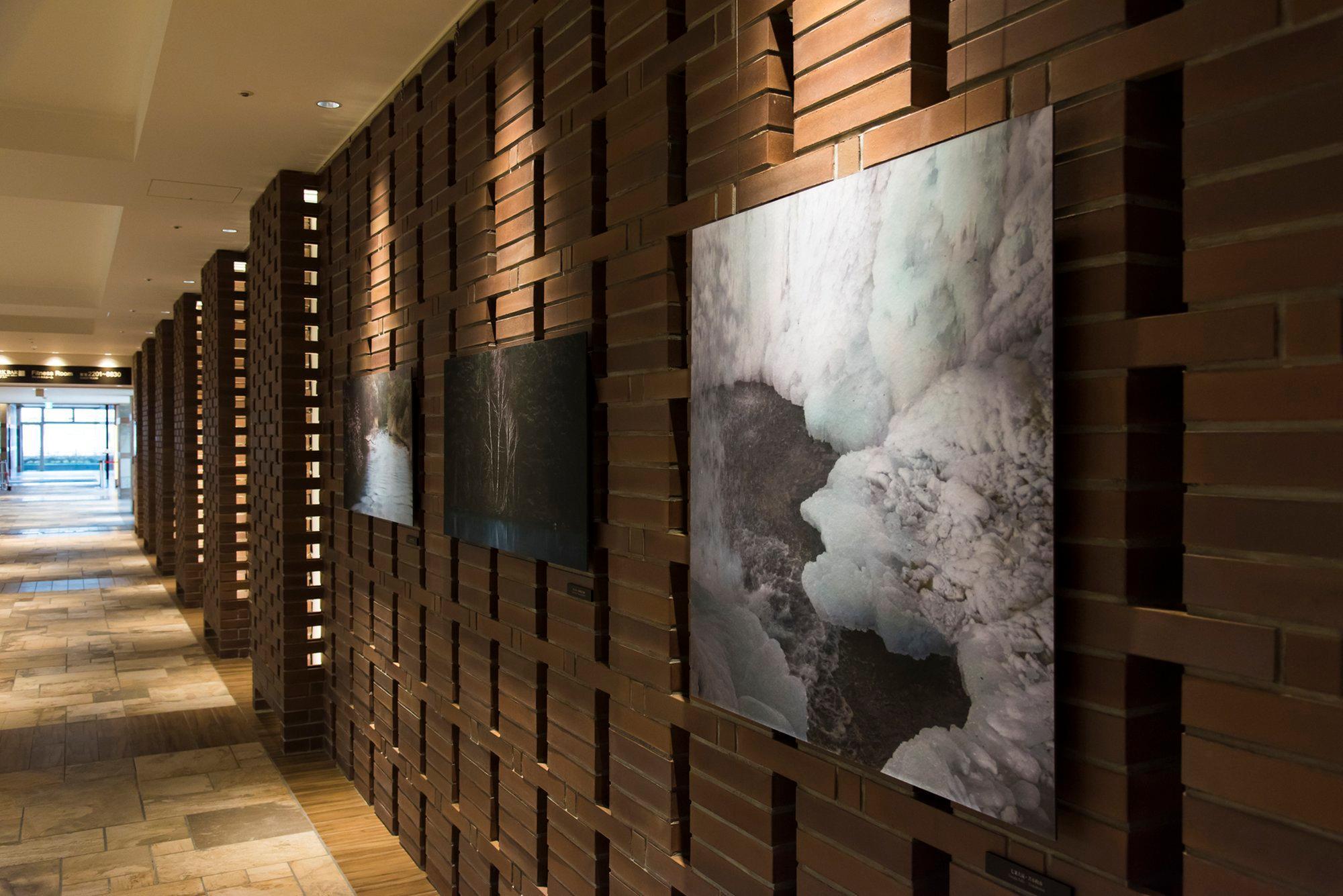Hotel Ana Crowne Plaza Chitose By Ihg Exteriér fotografie Artwork by the artist at the Four Seasons Hotel, Hong Kong