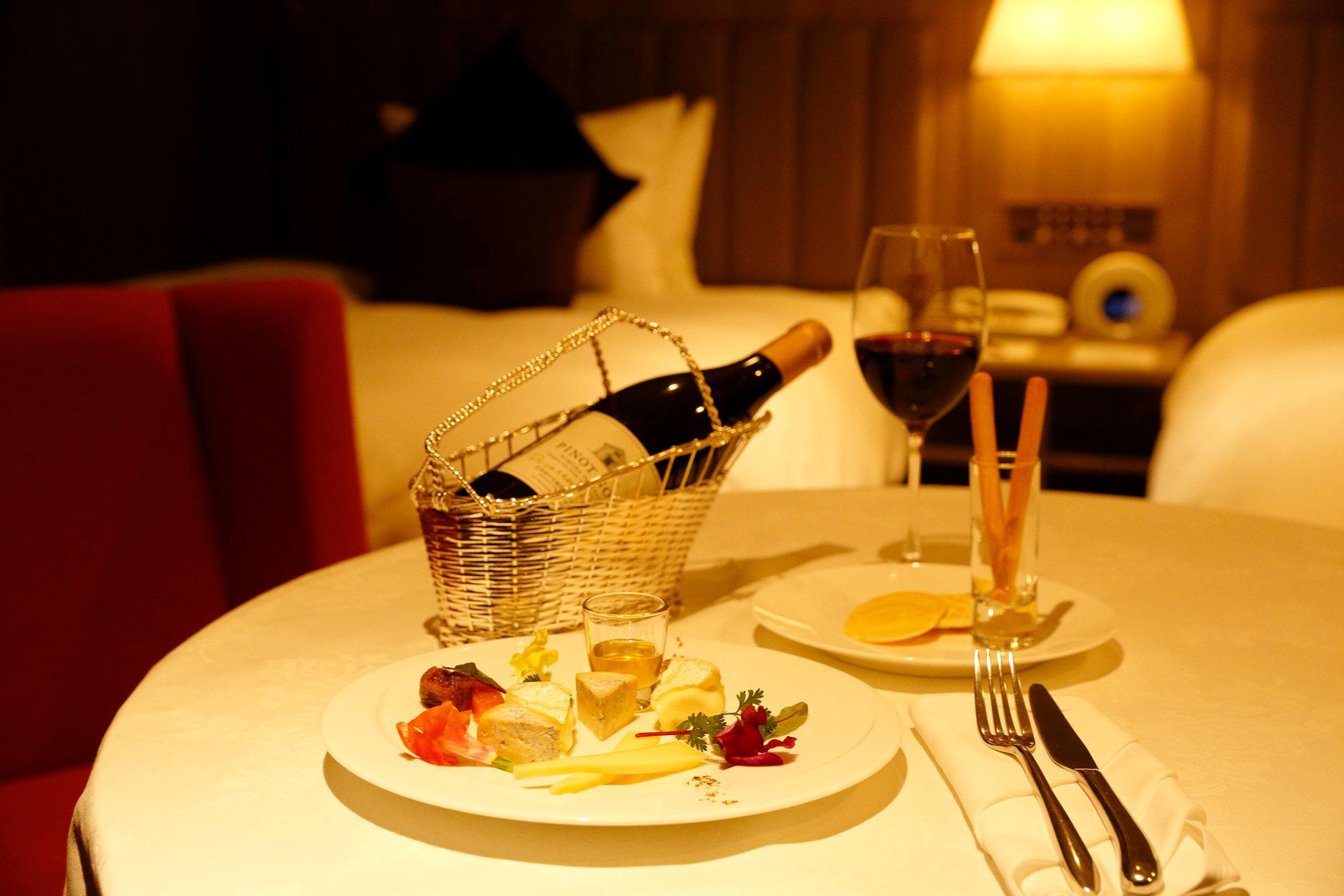 Hotel Ana Crowne Plaza Chitose By Ihg Exteriér fotografie A bottle of wine in a wine bucket