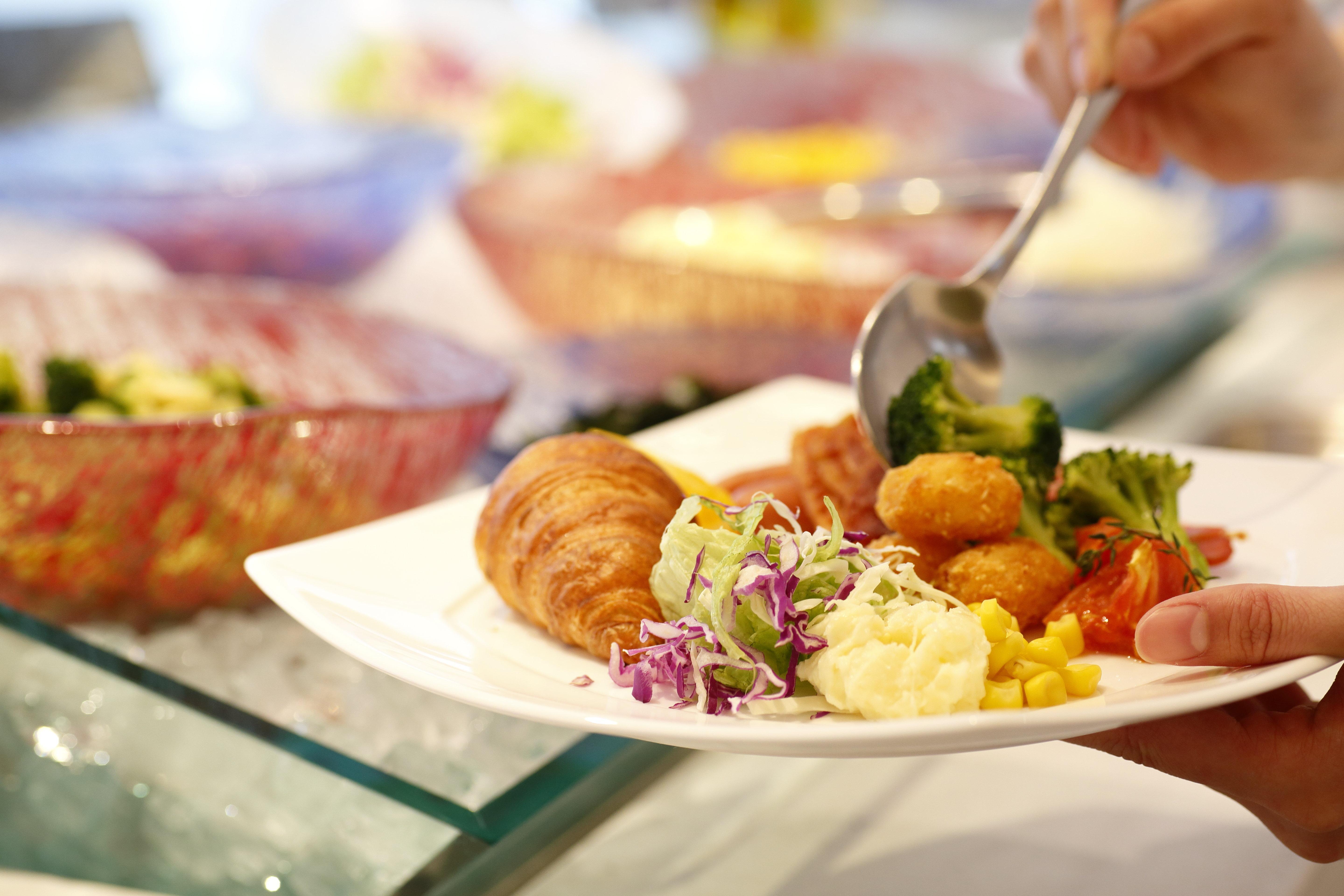 Hotel Ana Crowne Plaza Chitose By Ihg Exteriér fotografie A salad being prepared at a buffet