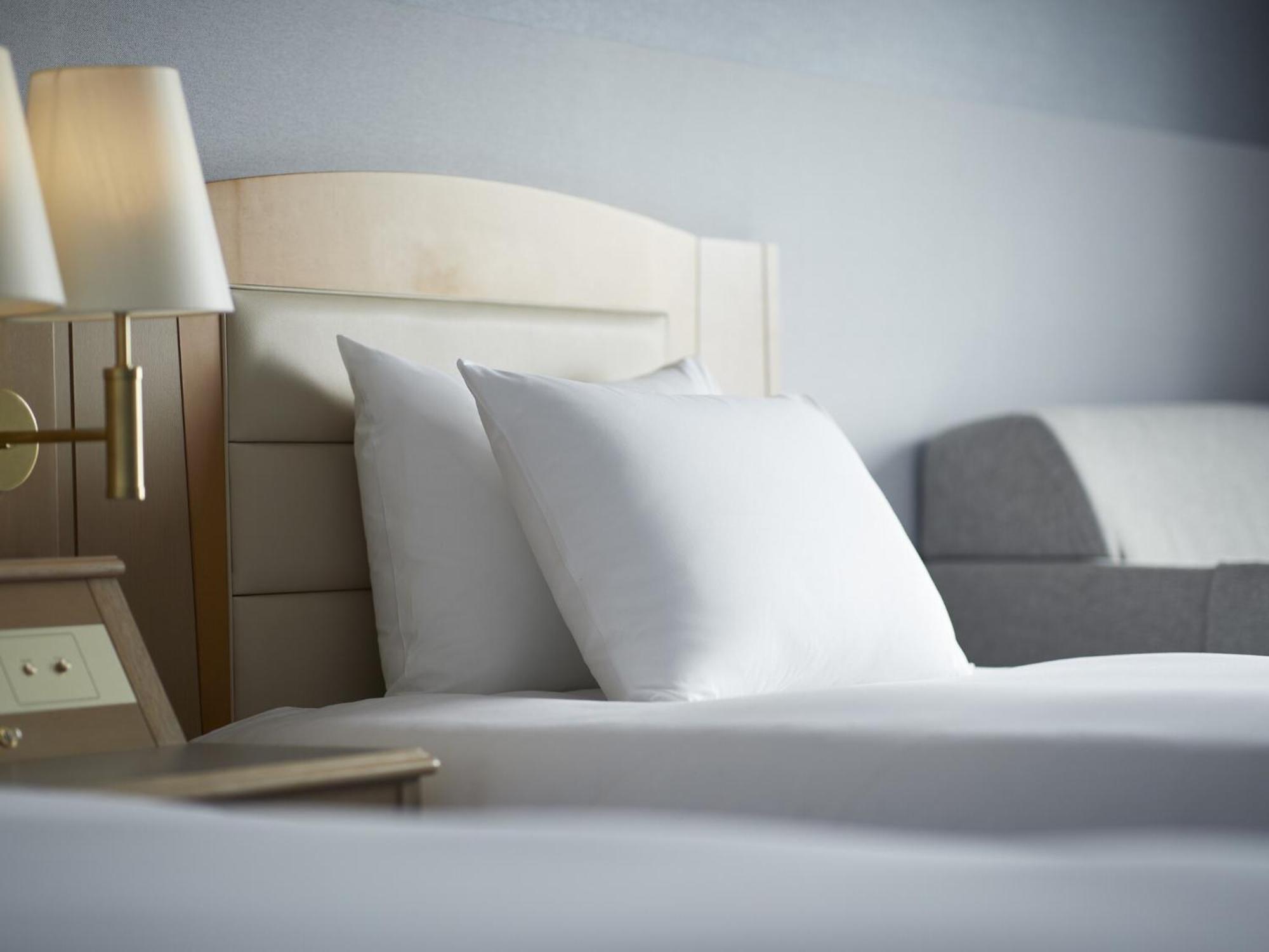 Hotel Ana Crowne Plaza Chitose By Ihg Exteriér fotografie A bed with pillows