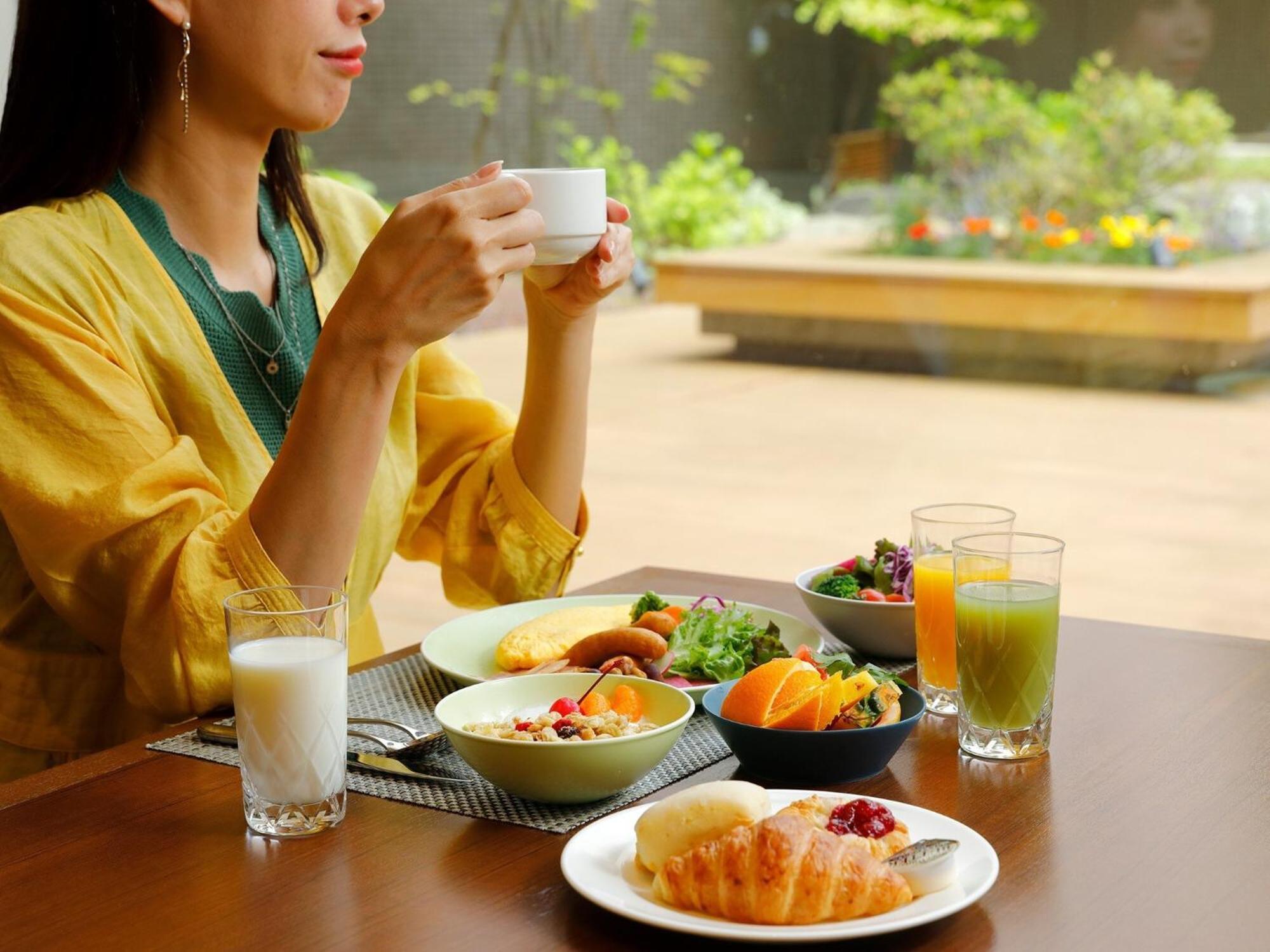 Hotel Ana Crowne Plaza Chitose By Ihg Exteriér fotografie A woman drinking tea with breakfast